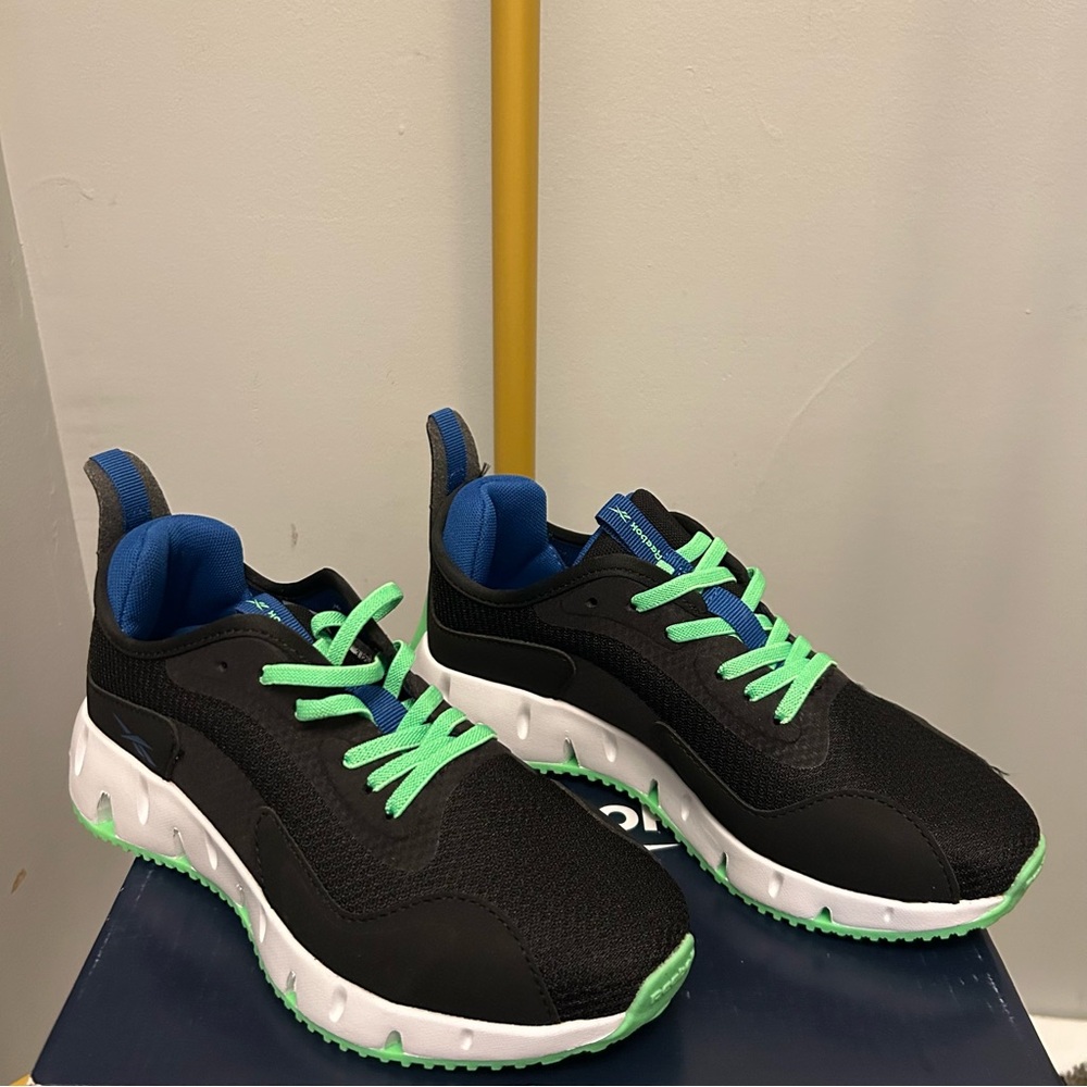 Reebok Zig Dynamica Kids slip on Athletic sneakers in black blue green size 3M